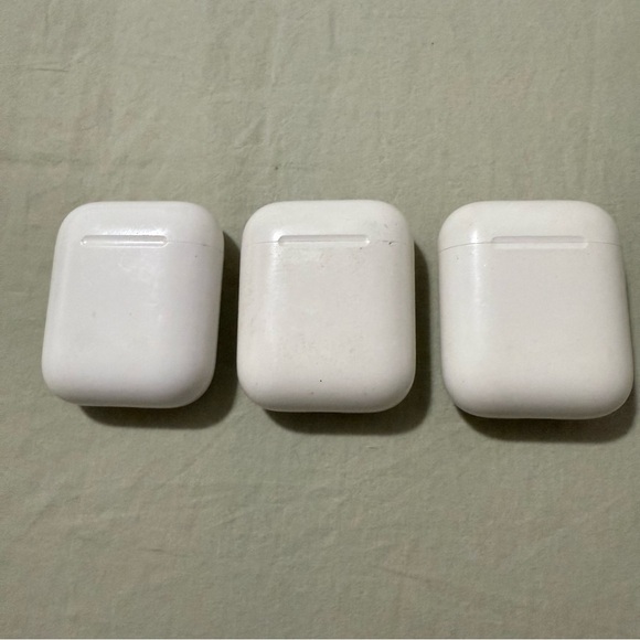 3- GENUINE Apple Airpods OEM Charging Case 1st Generation - Picture 1 of 6